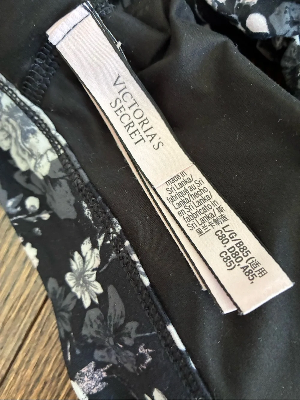 Victoria’s Secret Soft Bralette Floral 🖤🤍 - Picture 5 of 8